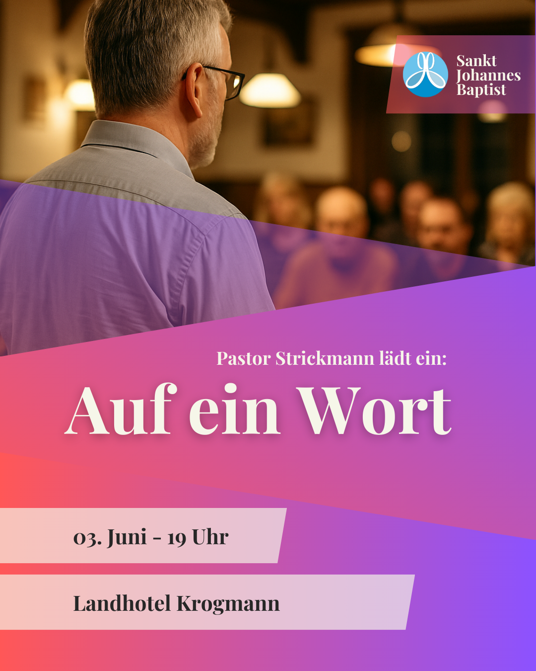 Plakat der Pfarrei Sankt Johannes Baptist zur Veranstaltung ‚Auf ein Wort‘ mit Pastor Strickmann am 3. Juni um 19 Uhr im Landhotel Krogmann; im Hintergrund spricht ein Mann vor einer Gruppe in gemütlicher Atmosphäre.